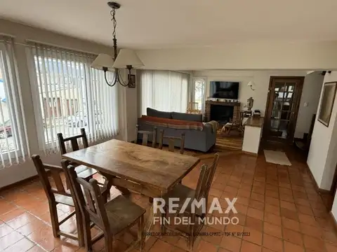 Casa 9 ambientes con 4 baños