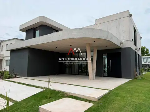 Casa en Venta con 2 cocheras