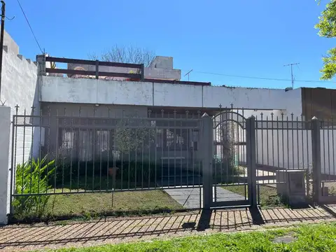 VENTA CASA 6 AMBIENTES PATIO Y COCHERA ITUZAINGO