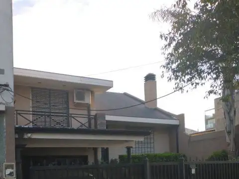 Chalet de 5 ambientes con cochera, playroom y pileta