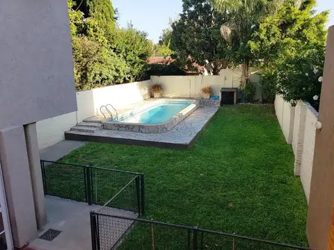 Chalet de 5 ambientes con cochera, playroom y pileta