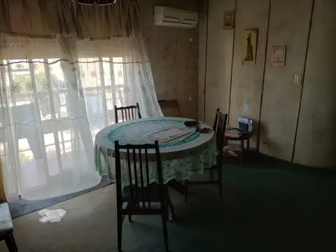 2 DORMITORIOS CON BALCON A LA CALLE.