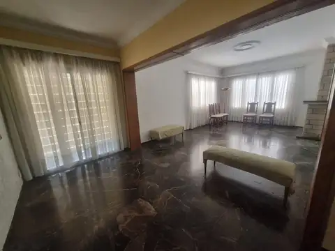 Casa 8 ambientes con 2 baños