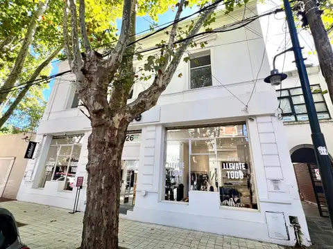 Martínez: Único Local en 2 Plantas con Oficinas, Gran Jardín con parrilla. De Vías a Libertador. Gran Visibilidad. Muy luminoso