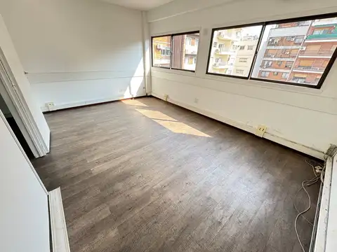 EXCELENTE OFICINA SUBDIVIDIDA - SUPER LUMINOSA - INMEJORABLE UBICACION