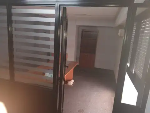 Oficina 4 ambientes con 2 baños