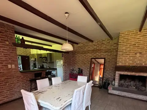 Casa 4 ambientes con 2 baños