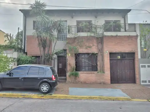 CASA DOS FAMILIAS BARRIO PARQUE BERNAL