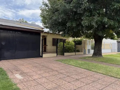 Casa venta 4 ambientes Quilmes, con amplio parque y garage