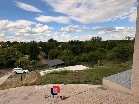 Casa en Alquiler con 4 cocheras