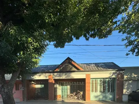 VENTA CASA 4 DORMITORIOS - BARRIO ESTE.-