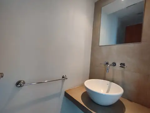 Al frente 2 dormitorios, 2 baños, living comedor, cocina, lavadero, balcón. Cochera. Muy luminoso