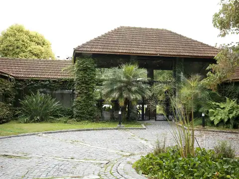 Casa en Venta con 3 cocheras