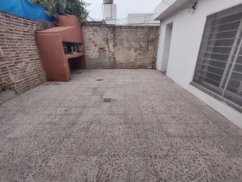 CASA 2 DORMITORIOS EXCELENTE UBICACION. BUEN PATIO