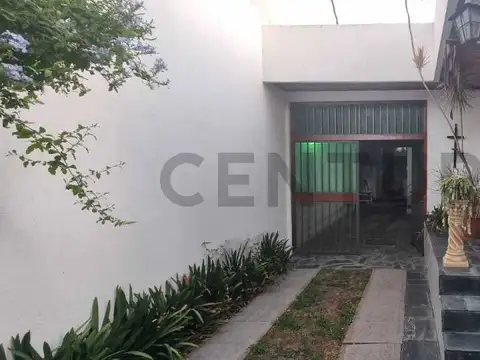 VENTA CASA 3 AMBIENTES EN LANUS OESTE CON JARDIN Y COCHERA.