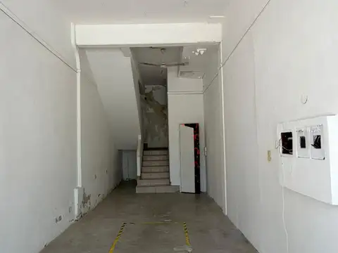 Muy lindo local de dos plantas. A una cuadra de la Plaza San Telmo