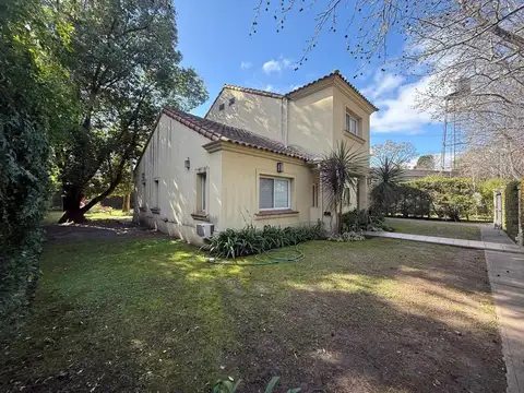 Casa 5 ambientes con 2 baños