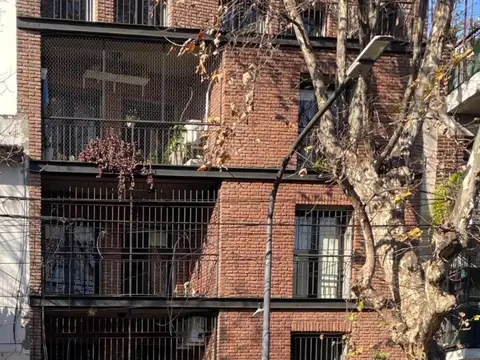 Departamento  2  ambientes con balcón al frente y cochera desc. En Venta