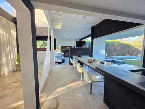 Casa 5 ambientes con 3 baños