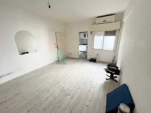 Departamento 2 ambientes en primer piso por escalera, Ciudadela Norte.