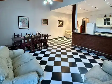 CASA Y GALPON ATRAS SOBRE LOTE DE 8,66x50MTS