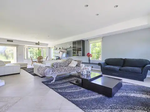 Casa en Venta con 4 cocheras