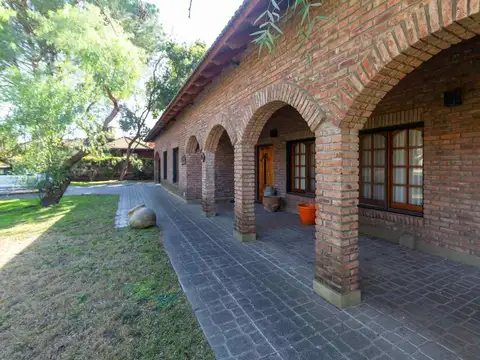 Casa 6 ambientes con 4 baños