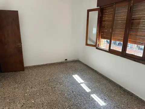 Casa 7 ambientes con 1 baño