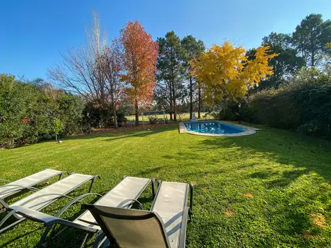 Casa en venta en Abril Club De Campo fondo golf 6 ambientes Hudson Berazategui