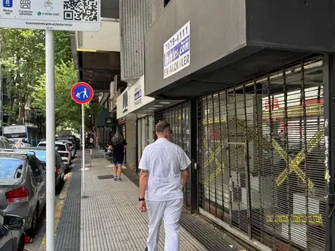 Local 3,5 x 7 metros con entrepiso y subsuelo