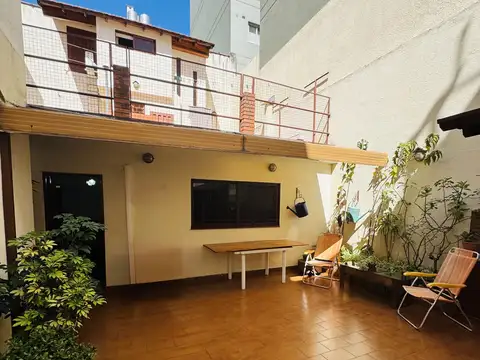 Casa Venta Saavedra de 214 m² en dos plantas gran Patio y Terraza. Al Frente. Entrada Independiente. Cochera