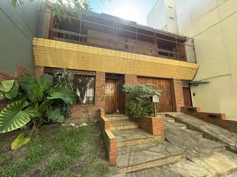 Casa Venta Saavedra de 214 m² en dos plantas gran Patio y Terraza. Al Frente. Entrada Independiente. Cochera