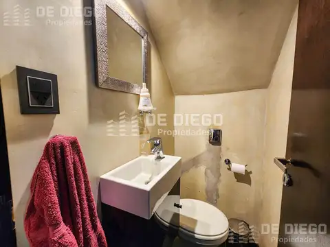 Venta con Renta Oficina de 131 m2, primer piso por escalera, San Isidro centro.