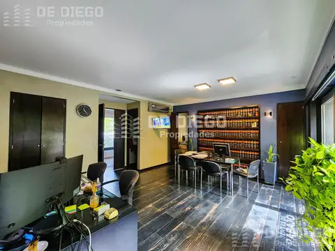 Venta con Renta Oficina de 131 m2, primer piso por escalera, San Isidro centro.