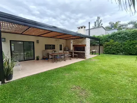 Casa en Venta con 2 cocheras