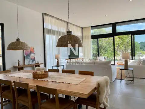 Casa 5 ambientes con 4 baños