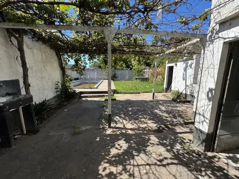 CASA 2 DORM. - 1 BAÑO - CON LOCAL - LOBOS