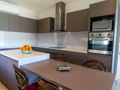 Casa 6 ambientes con 4 baños