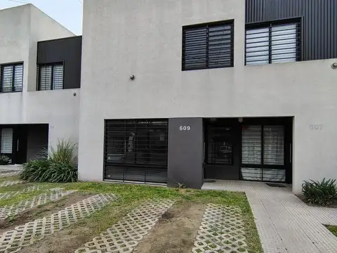 Depto Tipo Casa en Alquiler de 4 ambientes