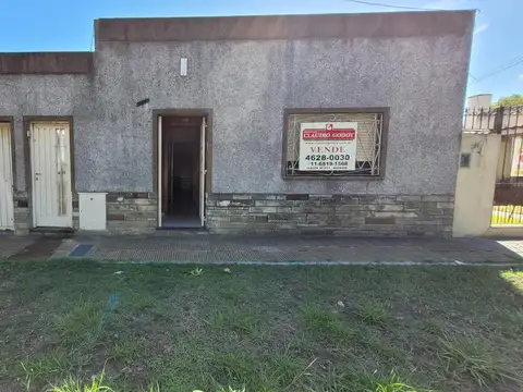 Casa 3 ambientes con garage y patio - Morón