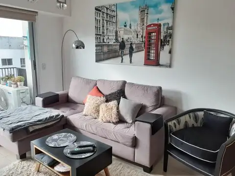 Impecable con balcón a pulmón abierto, súper luminoso!