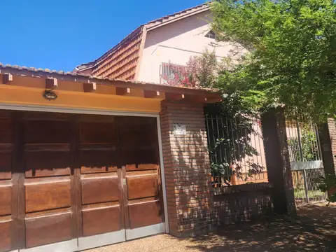 LA LUCILA OLIVOS CHALET NORMANDO 4 AMBIENTES CON DEPENDENCIAS GARAGE 2 AUTOS JARDIN