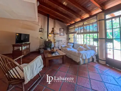 Casa en Villa Sarmiento, cuatro ambientes.