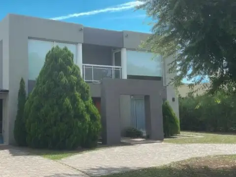 CASA MINIMALISTA LOTE CENTRAL CLUB CAMPO LOS PUENTES