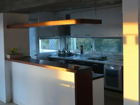 Casa 6 ambientes con 4 baños