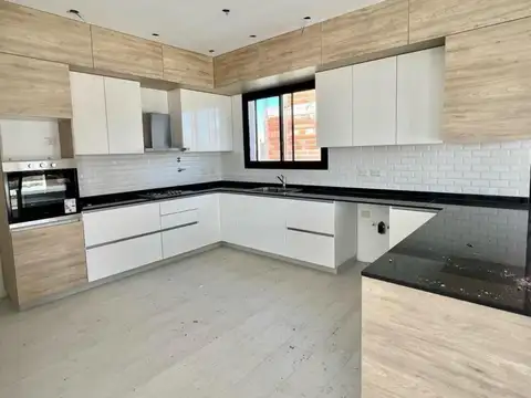 Casa 6 ambientes con 4 baños