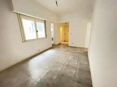 3 ambientes próximo a Plaza Las Heras. Reciclado. Interno. Apto Crédito.