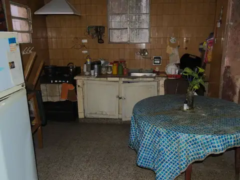 Casa sobre lote de 8,66x25,98 A REFECCIONAR O DEMOLER