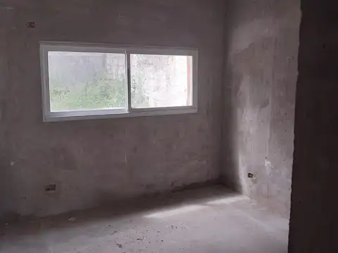 French 1584, casa al frente, patio, a reciclar.-