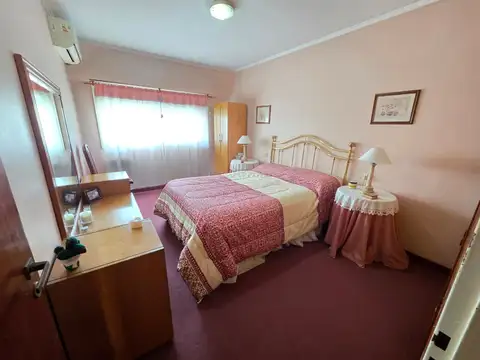 Ph al frente 3 amb en 1er piso con patio, balcon, lavadero y cochera. Excelente ubicacion: Lamadrid